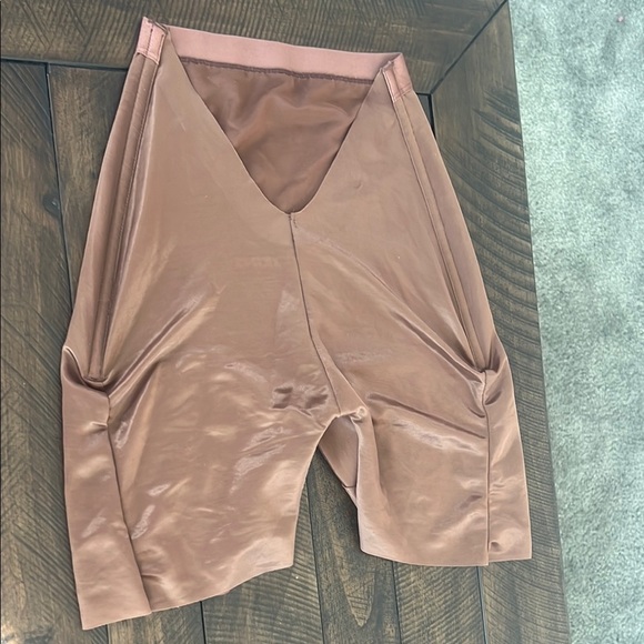 Skims Barely There Shapewear Low Back Shorts - Picture 2 of 5